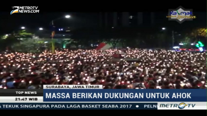 Warga Surabaya Ikut Aksi Seribu Lilin untuk Ahok