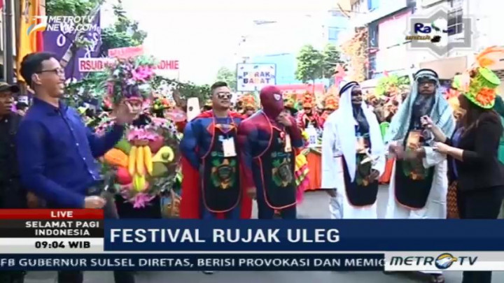 Kostum Unik Peserta Festival Rujak Uleg di Surabaya