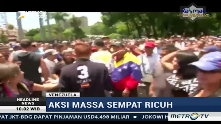 Demonstran dan Massa Pro Pemerintah Venezuela Bentrok