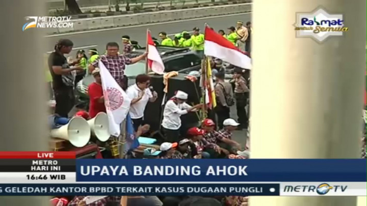 Massa Pendukung Ahok Gelar Aksi Simpatik di Depan PT DKI