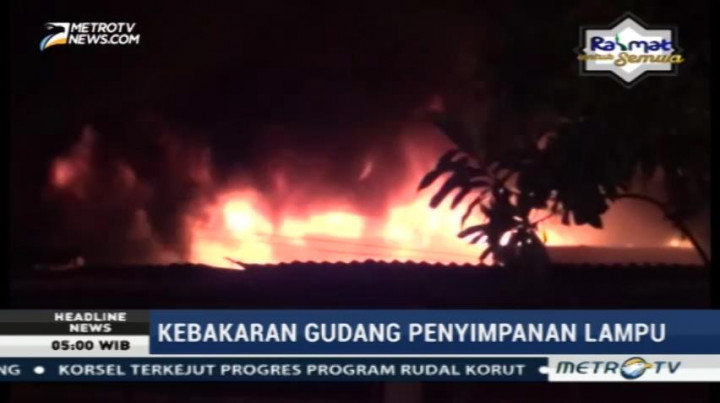 Gudang Penyimpanan Lampu di Surabaya Terbakar