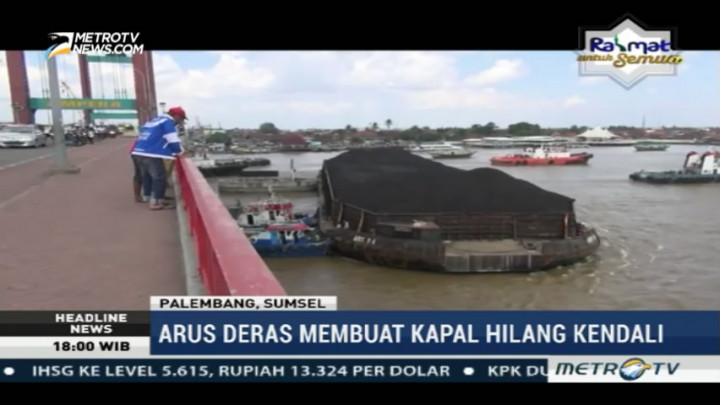 Kapal Tongkang Bermuatan Batu Bara Tabrak Jembatan Ampera