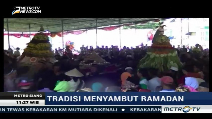 Sambut Ramadan, Ratusan Warga Desa Ngimbrang Berebut Gunungan Hasil Bumi