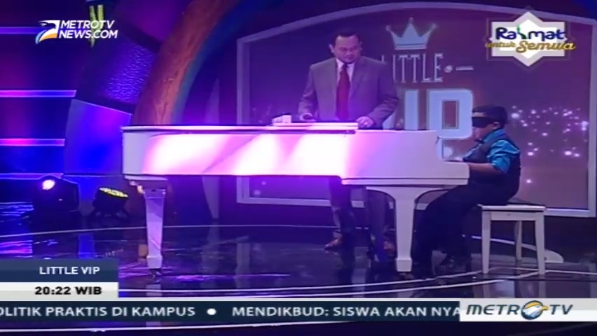 Bocah Ini Jago Main Piano dengan Mata Tertutup
