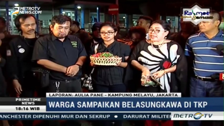 Warga Tabur Bunga di Lokasi Ledakan Kampung Melayu