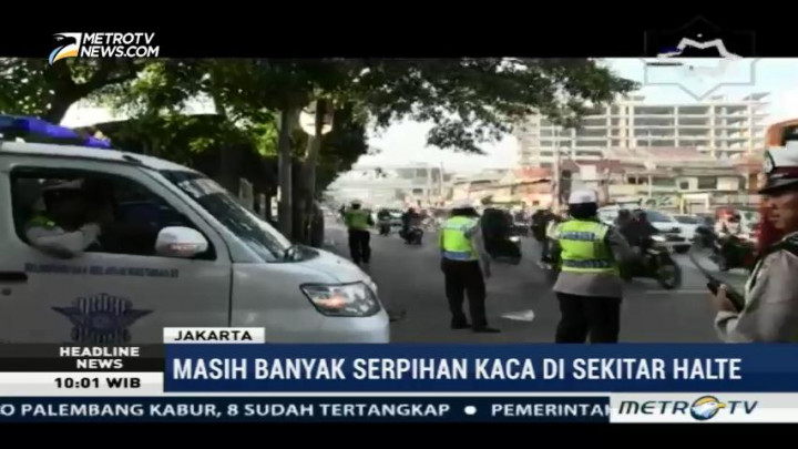 Petugas TransJakarta Mulai Bersihkan Halte Kampung Melayu