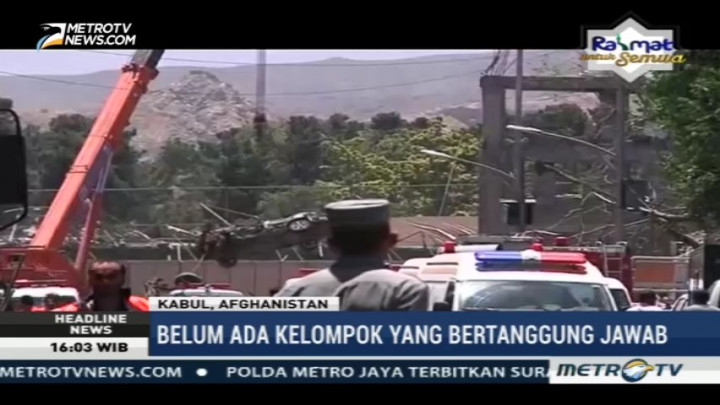 Aparat Mulai Bersihkan Sisa Ledakan Bom Mobil di Afganistan