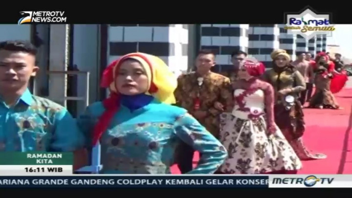 Uniknya Peragaan Busana di Atas Jembatan