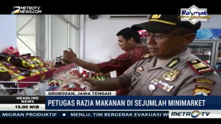 Petugas Razia Makanan di Sejumlah Minimarket Grobogan