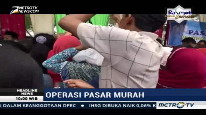 Ratusan Warga Brebes Berebut Sembako di Pasar Murah Ramadan