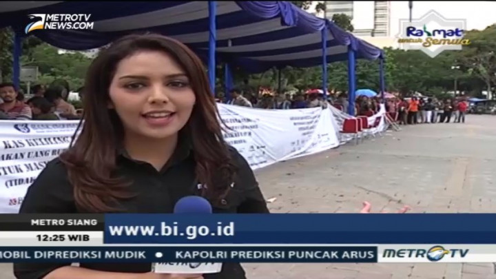 Layanan Penukaran Uang di Monas Diserbu Warga