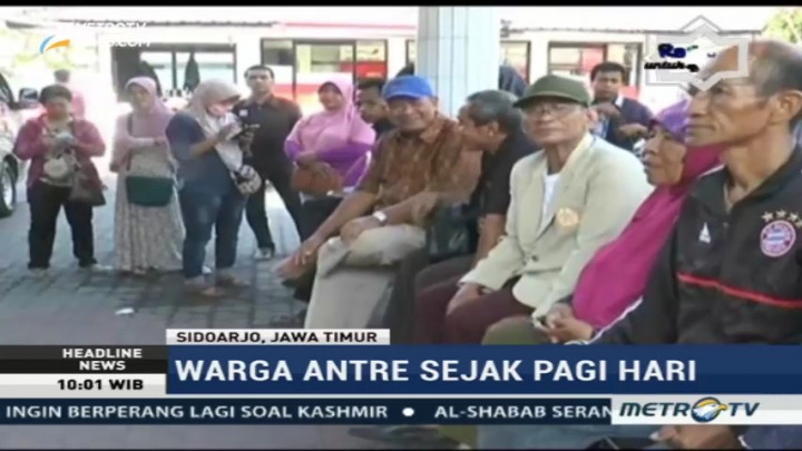 Warga Sidoarjo Antre Sejak Pagi untuk Dapat Uang Baru