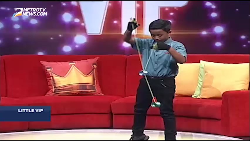 Aksi Bocah Memainkan Dua Yoyo