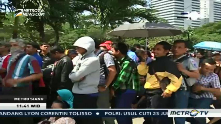Warga Serbu Loket Penukaran Uang di Monas