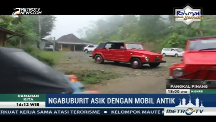 Ngabuburit Asik dengan Mobil Antik