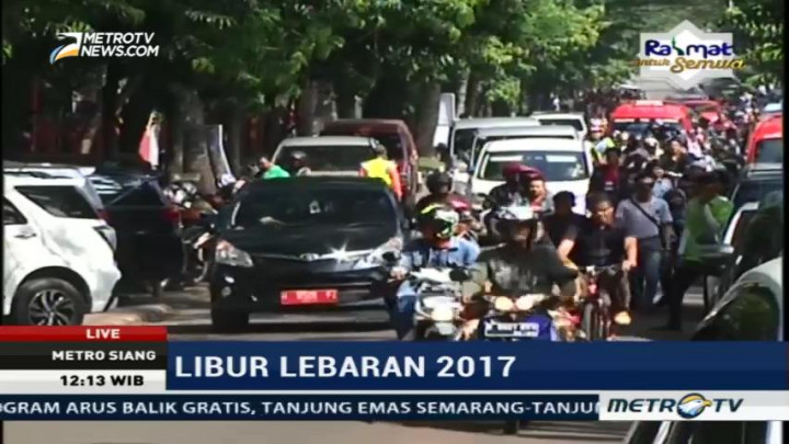 Libur Lebaran, Ribuan Pengunjung Padati TMII