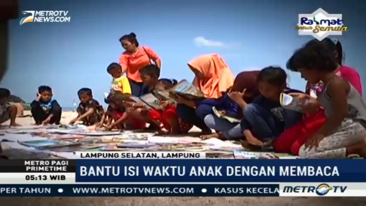Menebar Virus Baca di Pantai Minang Rua