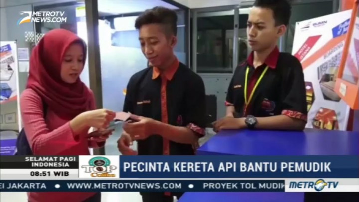 Pecinta Kereta Api Jember Secara Sukarela Bantu Pemudik