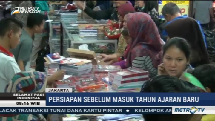 Jelang Tahun Ajaran Baru, Warga Borong Peralatan Sekolah Pakai KJP