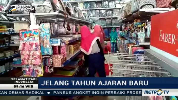 Toko Perlengkapan Sekolah Dipenuhi Pembeli