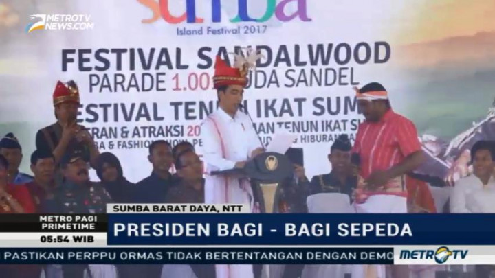 Jokowi Kembali Bagi-Bagi Sepeda di Makassar