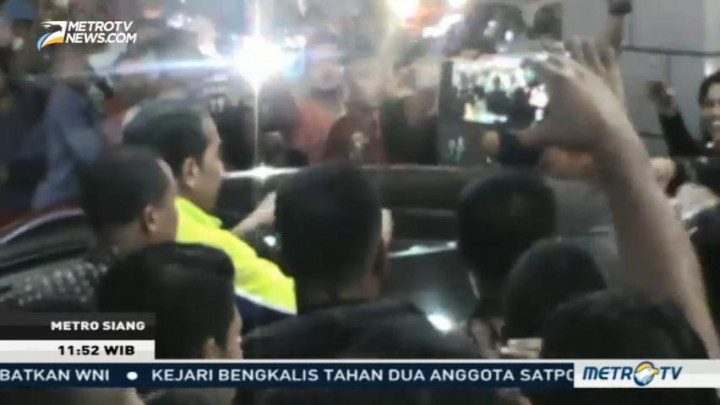 Jokowi Bagi-Bagi Baju ke Warga Makassar