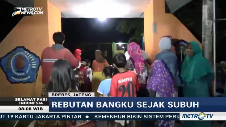 Hari Pertama Sekolah, Orang Tua Siswa Berebut Bangku Terdepan