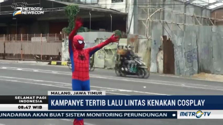 Aksi Spiderman Mengatur Lalu Lintas Kota Malang