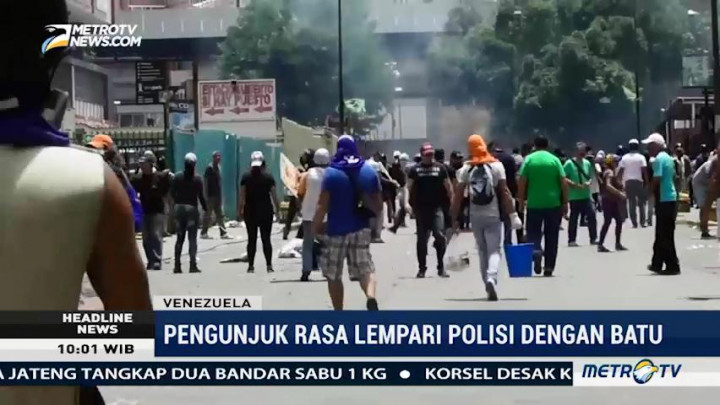 Pengunjuk Rasa Blokade Jalanan Kota Caracas