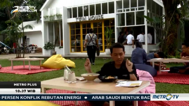 Makan Sekaligus Piknik di Kafe Twin House