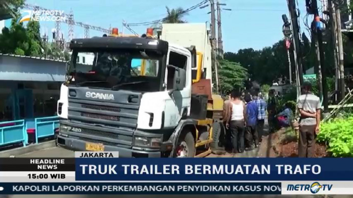 Jalan Ambles, Truk Trailer Bermuatan Trafo di Jakarta Terperosok