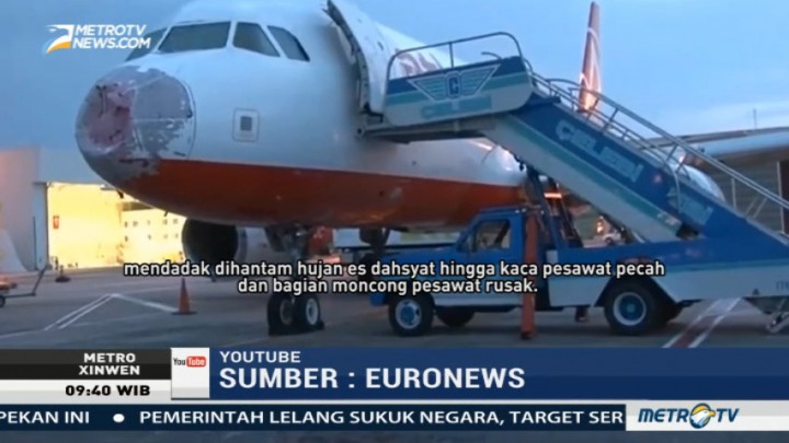 Kaca Pesawat Pecah Dihantam Hujan Es