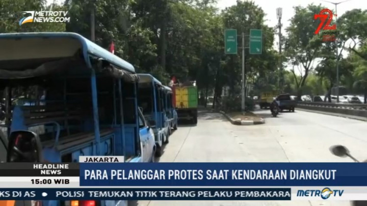 Petugas Gabungan Gelar Operasi Penertiban Jalur Trotoar di Kebayoran Lama