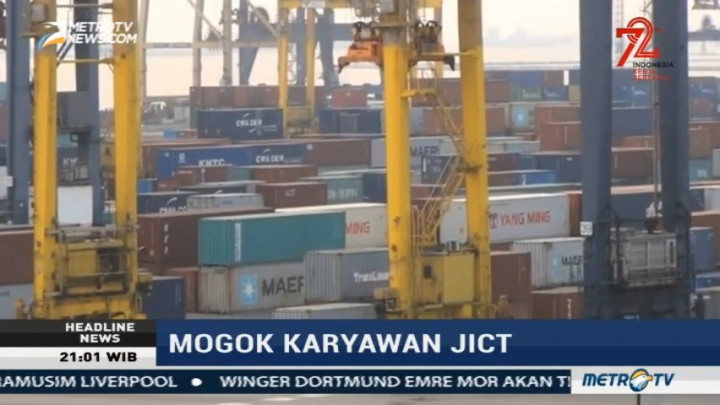 Kapal Pengangkut Peti Kemas Antre Panjang di Pelabuhan Tanjung Priok