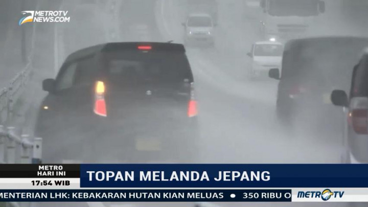 Topan Landa Jepang, 300 Jadwal Penerbangan Dibatalkan