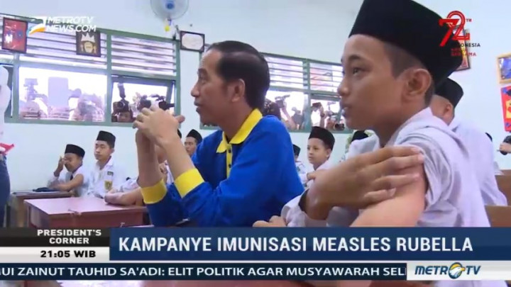 Saat Jokowi Temani Siswa Imunisasi Measles Rubella