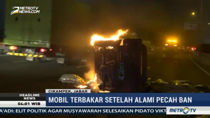 Mobil Terbakar Setelah Alami Pecah Ban di Ruas Tol Cikampek