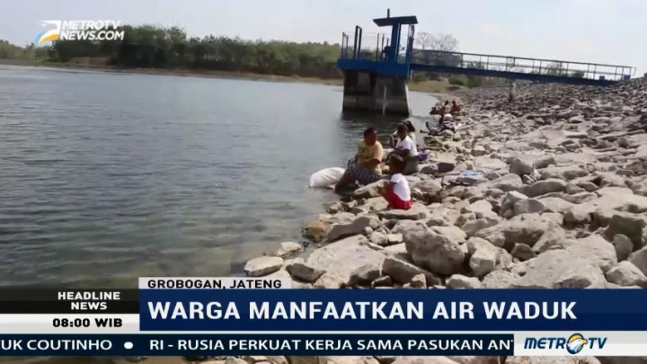 Krisis Air Bersih, Warga Grobogan Manfaatkan Air Waduk untuk Mencuci
