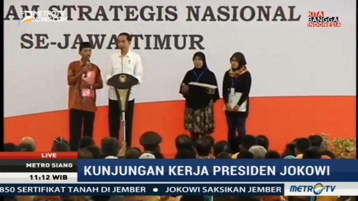 Jokowi Serahkan Sertifikat Tanah untuk Warga Jatim
