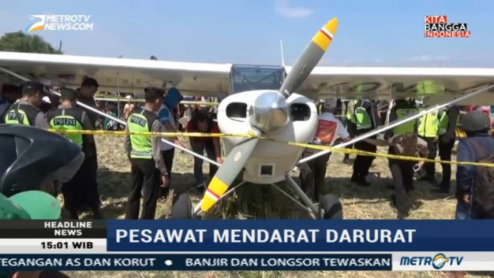 Kehabisan Bahan Bakar, Pesawat Mendarat Darurat di Sawah