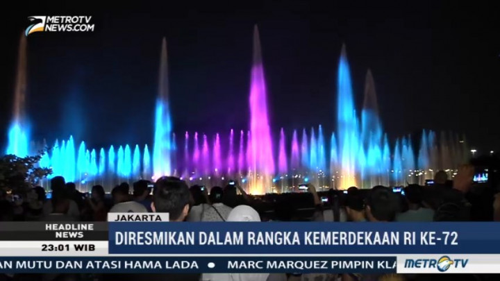 Indahnya Pertunjukan Air Mancur Menari di Monas