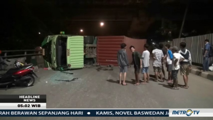 Truk Bermuatan Terigu Terguling di Pademangan
