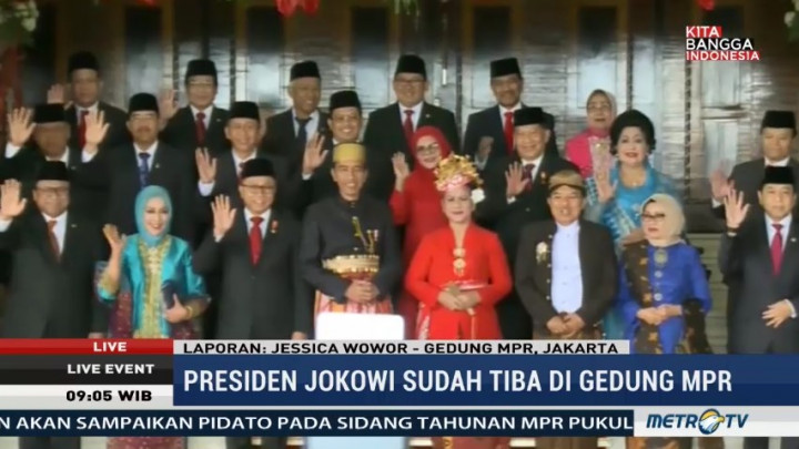Tiba di Gedung MPR, Jokowi-JK Kompak Kenakan Pakaian Adat