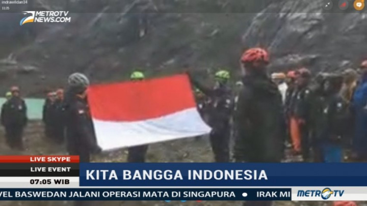 Detik-Detik Pengibaran Bendera di Puncak Cartensz
