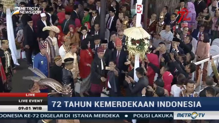 Tiba di Istana, Jokowi Pakai Baju Adat Batulicin