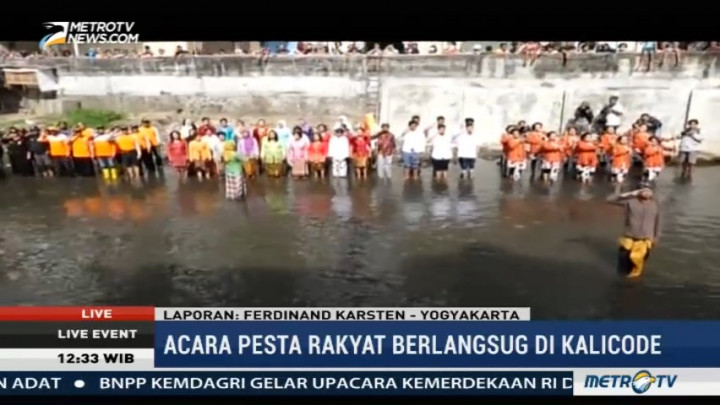 Unik, Warga Yogyakarta Rayakan HUT RI di Kali Code