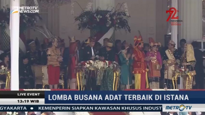 Jokowi Hadiahkan Sepeda untuk Pemenang Busana Adat Terbaik