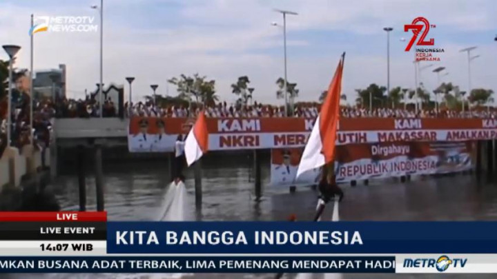 Keren, Merah Putih Dikibarkan Gunakan <i> Flyboard </i> di Makassar
