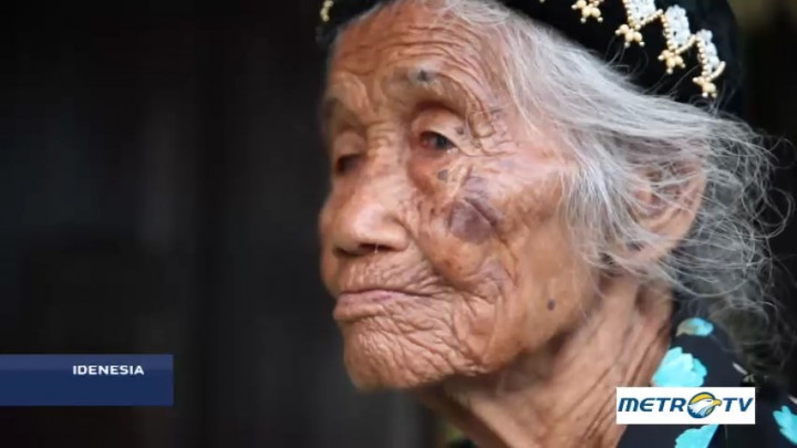 Melihat Tangan-tangan Renta di Balik Lurik