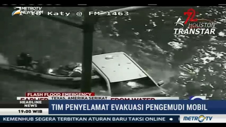 Detik-detik Penyelamatan Pengemudi Mobil yang Terperangkap Banjir di Texas